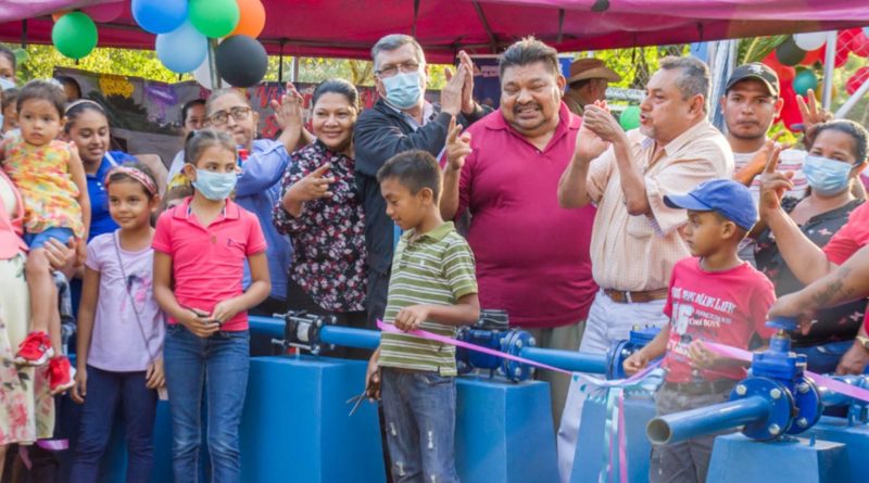 Autoridades municipales y protagonistas junto al Cro. Virgilio Bravo Plata, Director Ejecutivo del FISE, realizan corte de cinta de las obras de A&S en El Coral.