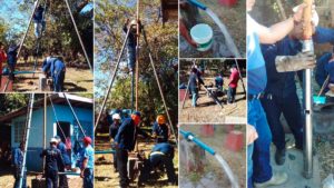 Colaboradores de la Empresa Nicaragüense de Acueductos y Alcantarillados Sanitarios en proceso de instalación de sistema de agua potable