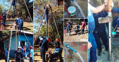 Colaboradores de la Empresa Nicaragüense de Acueductos y Alcantarillados Sanitarios en proceso de instalación de sistema de agua potable