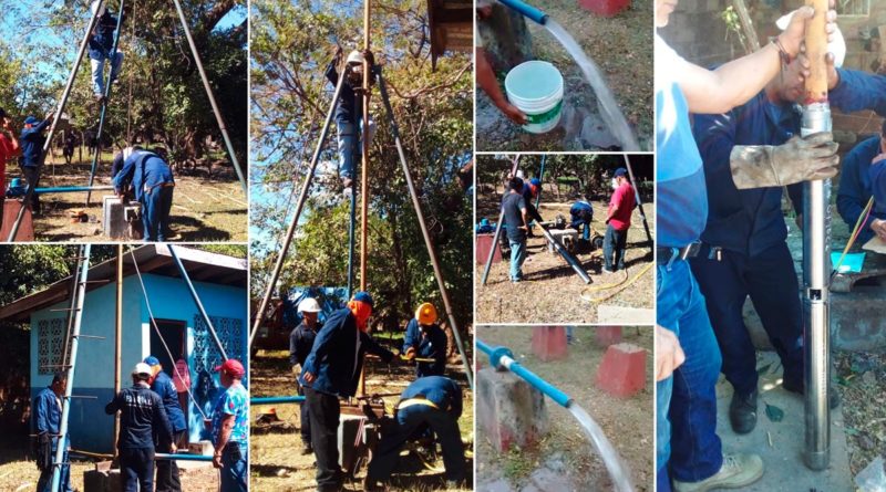 Colaboradores de la Empresa Nicaragüense de Acueductos y Alcantarillados Sanitarios en proceso de instalación de sistema de agua potable