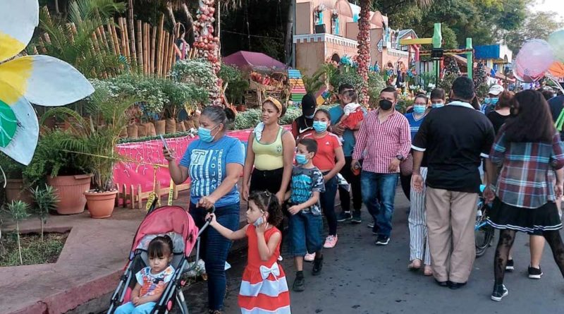 Familias recorren la Avenida de Bolívar a Chávez