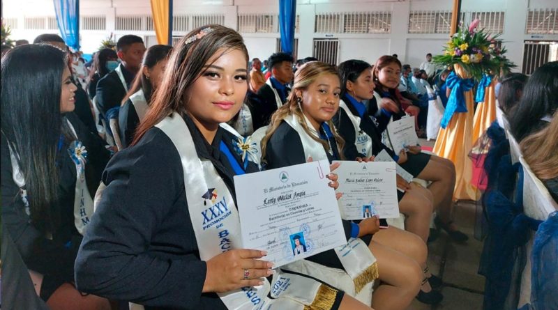 Estudiantes del Instituto Nacional Héroes y Mártires de la Reforma de Masaya graduó a 259 jóvenes adultos en la modalidad de secundaria por encuentro.