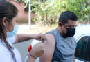 Doctora del Centro de Salud Edgar Lang vacuna un hombre en el brazo derecho