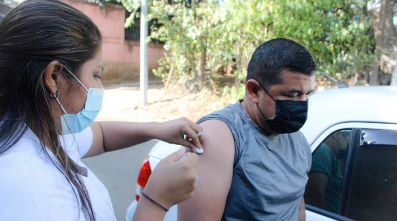 Doctora del Centro de Salud Edgar Lang vacuna un hombre en el brazo derecho