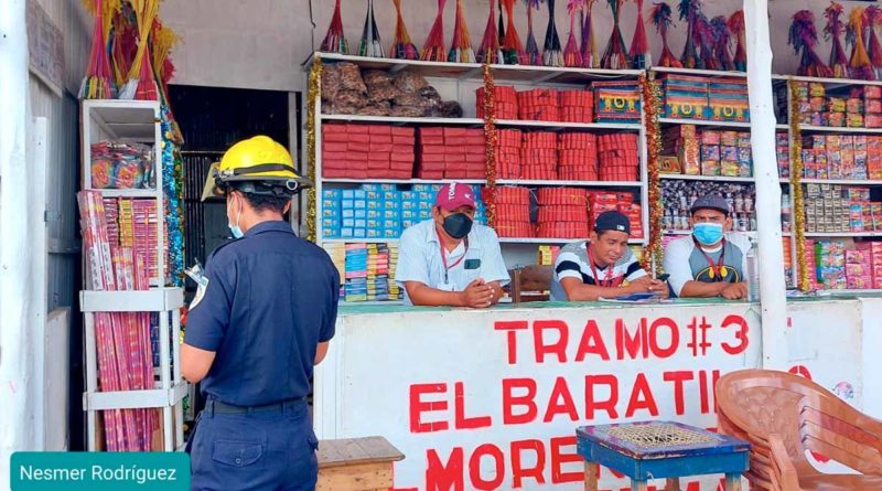 Bombero realiza inspección en uno de los tramos en El Mayoreo