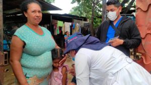 Enfermera del Ministerio de Salud de Nicaragua (MINSA) vacunando contra la COVID-19 a una niña en el barrio Naciones Unidas de Managua.