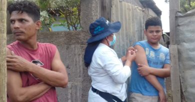 Brigadista del MINSA aplica vacuna contra el COVID-19 a un menor en Ciudad Sandino