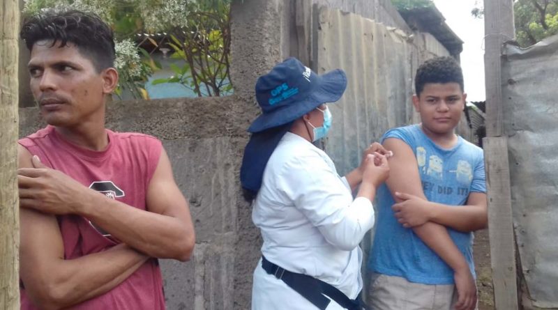 Brigadista del MINSA aplica vacuna contra el COVID-19 a un menor en Ciudad Sandino