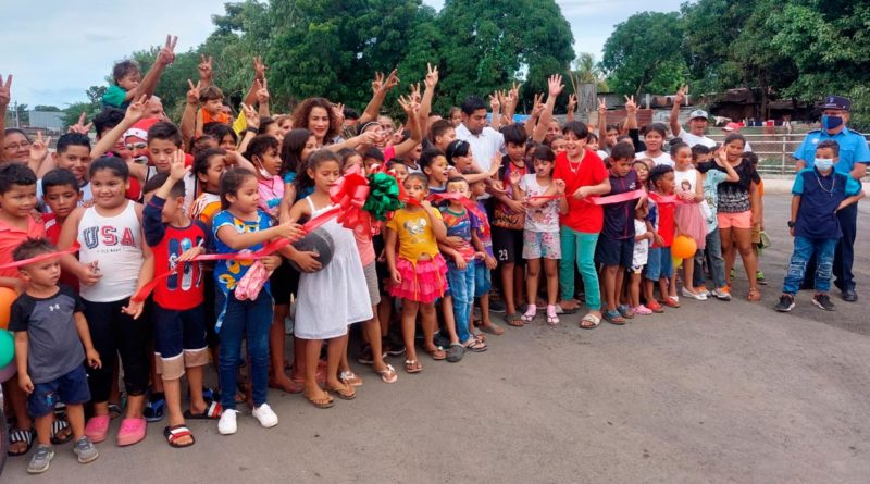 Alcaldesa de Managua, Reyna Rueda inaugurando tres proyectos en el barrio La Primavera