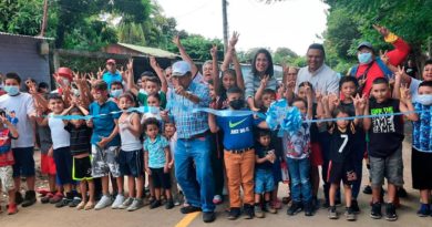 El vicealcalde de Managua, Enrique Armas inaugurando proyecto de Calles para el Pueblo en Sabana Grande