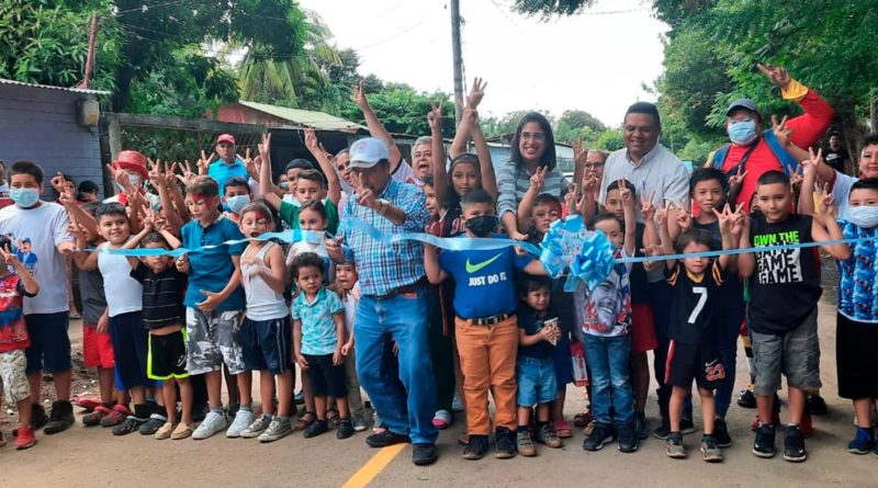 El vicealcalde de Managua, Enrique Armas inaugurando proyecto de Calles para el Pueblo en Sabana Grande