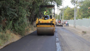 Maquinaria de la Alcaldía de Managua trabajando en Camino Viejo a Santo Domingo