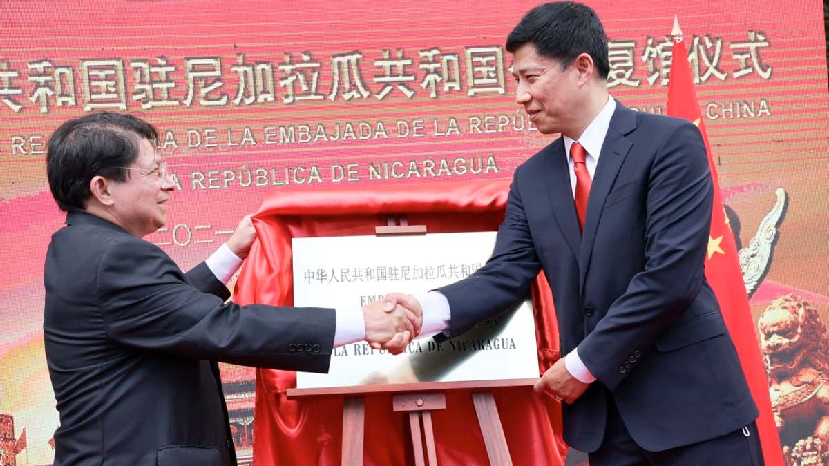 Canciller Denis Moncada junto al representante del Gobierno de la República Popular China, hermano Yu Bo