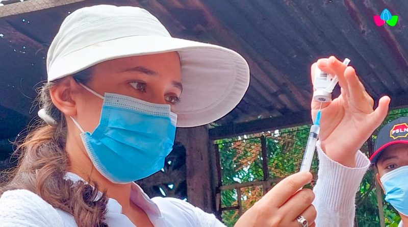 Enfermera del Ministerio de Salud de Nicaragua vacunando contra la COVID-19 en Barrio Nueva Vida en Ciudad Sandino.
