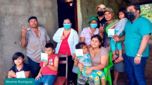 Familias de Ticuantepe con sus tarjetas de vacunación contra la COVID-19 luego de ser vacunados