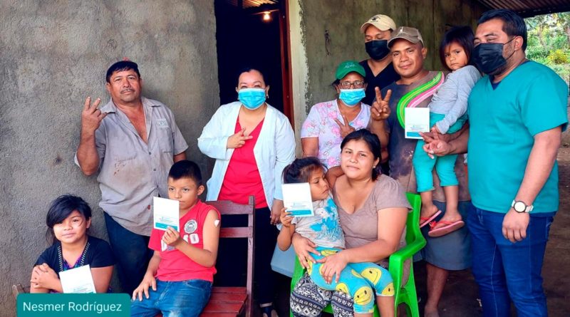 Familias de Ticuantepe con sus tarjetas de vacunación contra la COVID-19 luego de ser vacunados