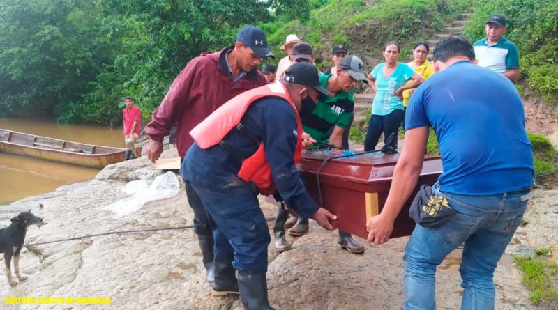 Efectivos de la Fuerza Naval del Ejército de Nicaragua en labores de rescate de cuerpos sin vida en El Rama, Región Autónoma de la Costa Caribe Sur.