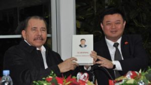 Comandante Daniel Ortega y el presidente del grupo HKND, Sr. Wang Jing en 2014, al obsequiarle el libro de Xi Jinping “La Gobernanza de China”.