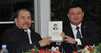 Comandante Daniel Ortega y el presidente del grupo HKND, Sr. Wang Jing en 2014, al obsequiarle el libro de Xi Jinping “La Gobernanza de China”.
