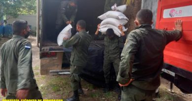 Efectivos del Ejército de Nicaragua descargando quintales de semillas de frijol rojo en la bodega del Instituto Nacional Tecnológico (INATEC) de Siuna.