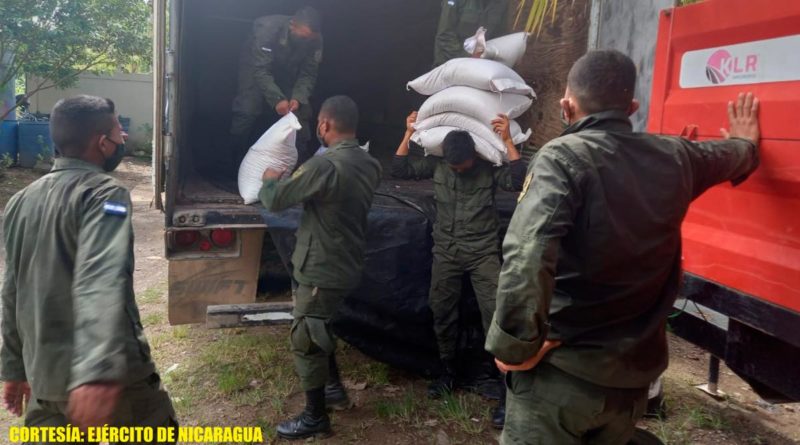 Efectivos del Ejército de Nicaragua descargando quintales de semillas de frijol rojo en la bodega del Instituto Nacional Tecnológico (INATEC) de Siuna.