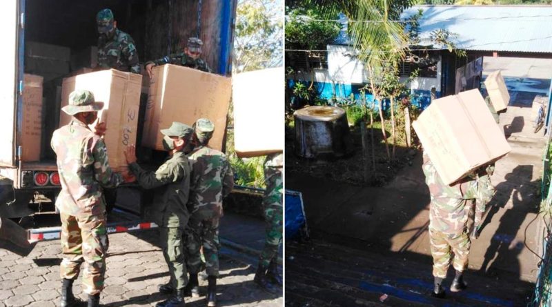 Efectivos del Ejército de Nicaragua descargando juguetes en el Colegio “Juanita Vigil Sandino” en San Carlos, Río San Juan.