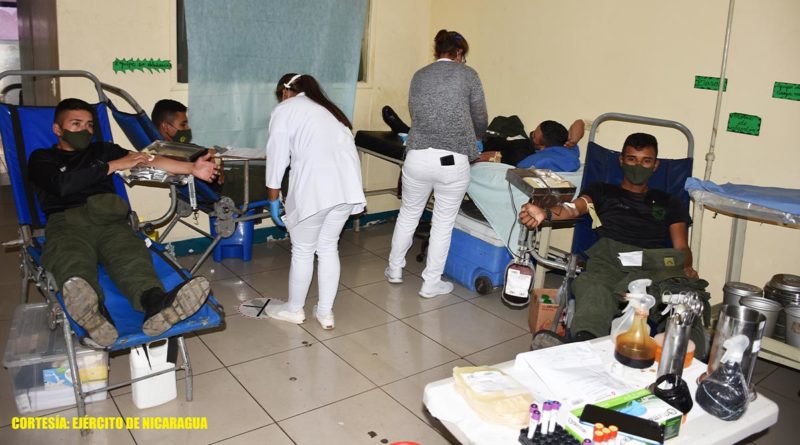 Efectivos militares del Ejército de Nicaragua durante la jornada de donación voluntaria de sangre en Managua