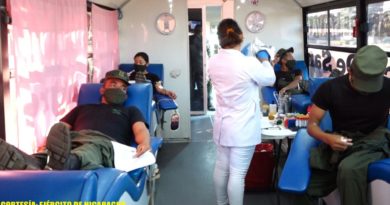 Soldados del Ejército de Nicaragua sobre unas camillas donando sangre de manera voluntaria
