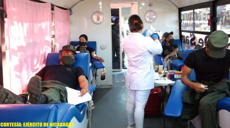 Soldados del Ejército de Nicaragua sobre unas camillas donando sangre de manera voluntaria