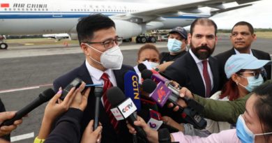Jefe de la Misión China, Yu Bo en el recibimiento de la delegación junto a las 200 mil dosis de vacunas Sinopharm contra la COVID-19 provenientes de la República Popular China.