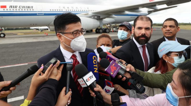 Jefe de la Misión China, Yu Bo en el recibimiento de la delegación junto a las 200 mil dosis de vacunas Sinopharm contra la COVID-19 provenientes de la República Popular China.