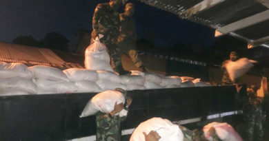 Efectivos del Ejército de Nicaragua en proceso de descargue de paquetes alimenticios.