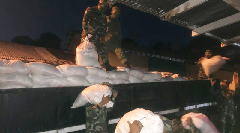 Efectivos del Ejército de Nicaragua en proceso de descargue de paquetes alimenticios.