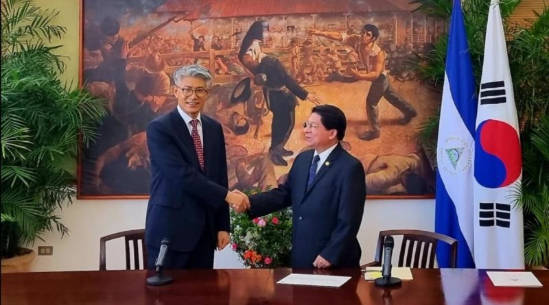 Embajador de Corea en Nicaragua, Seung-ki Shin durante la presentación de sus copias de estilo al Canciller de Nicaragua, compañero Denis Moncada.