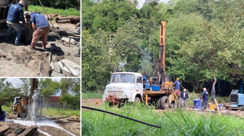 Brigadas y maquinaria de ENACAL realizando obras en el nuevo pozo de agua potable