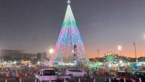 Vista del árbol navideño instalado en la Plaza de la Fé