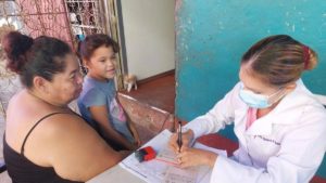 Atención médica y vacunación contra la COVID-19 en feria de salud en Barrio La Cruz