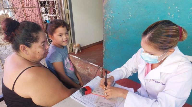 Atención médica y vacunación contra la COVID-19 en feria de salud en Barrio La Cruz