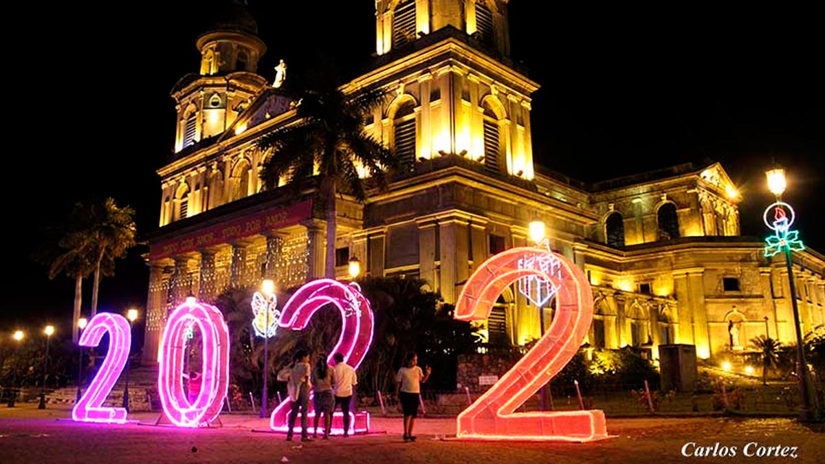 Antigua catedral de Managua junto a un adorno luminoso 2022