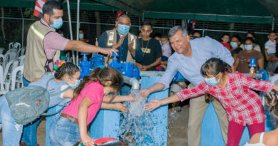 Compañero Virgilio Bravo Plata inaugurando obra de agua, saneamiento e higiene en compañia de niños de la comunidad de Daniel Amador