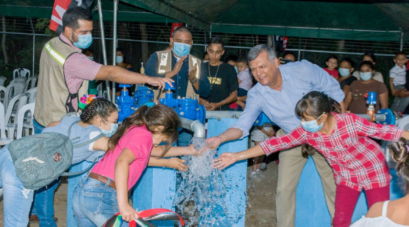 Compañero Virgilio Bravo Plata inaugurando obra de agua, saneamiento e higiene en compañia de niños de la comunidad de Daniel Amador