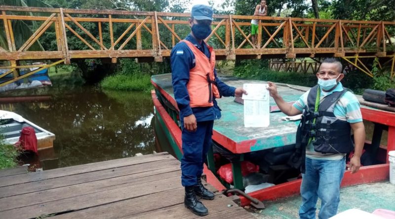 Efectivos militares de la Fuerza Naval de Nicaragua realizando inspección a embarcaciones de la flota pesquera.