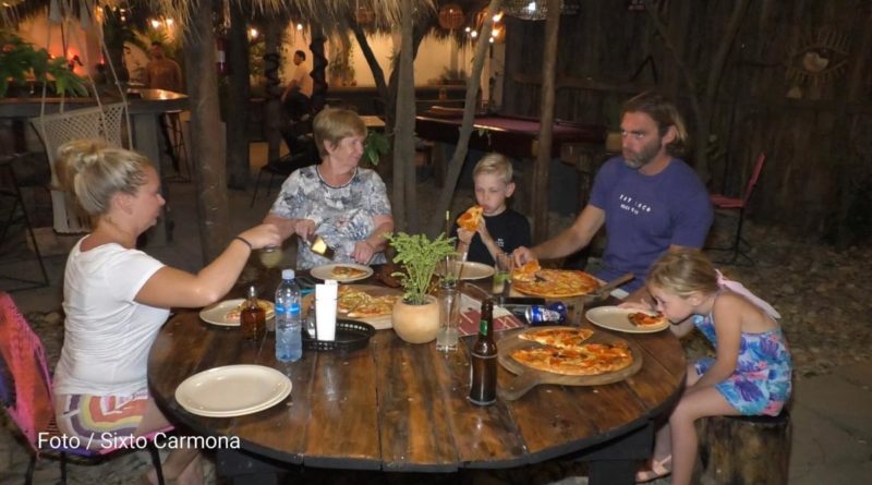 Turistas disfrutando en la pizzería Gastro Garden en San Juan del Sur.