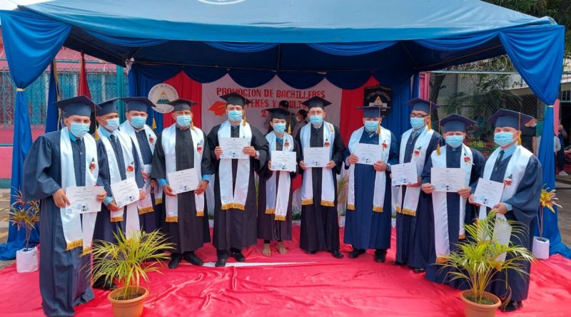 Bachilleres graduados del Sistema Penitenciario Nacional de Chinandega con sus títulos.