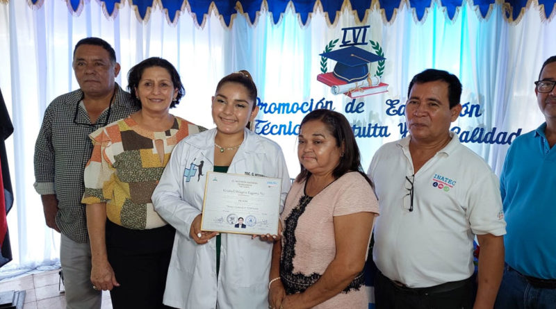 Estudiante del Centro Tecnológico Carlos Manuel Vanegas Olivas junto a su familia y docentes en el acto de graduación