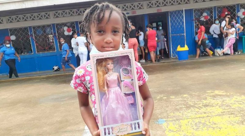 Niña del caribe con su juguete entregado por el Ministerio de Educación