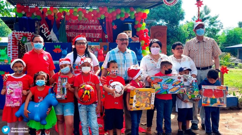 Autoridades políticas de Chinandega y representantes del MINED entregando juguetes a los niños y niñas de Centros Educativos públicos del departamento.