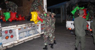 Ejército de Nicaragua descargando juguetes que serán entregados en Estelí