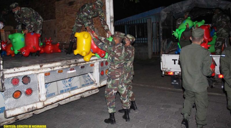 Ejército de Nicaragua descargando juguetes que serán entregados en Estelí