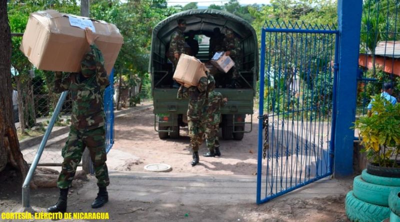 Efectivos del Ejército de Nicaragua descargando más de 5 mil juguetes para niños de las escuelas públicas de Juigalpa, Chontales.